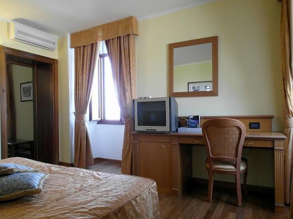 Hotel Villa Vecchia Monte Porzio Catone Buitenkant foto